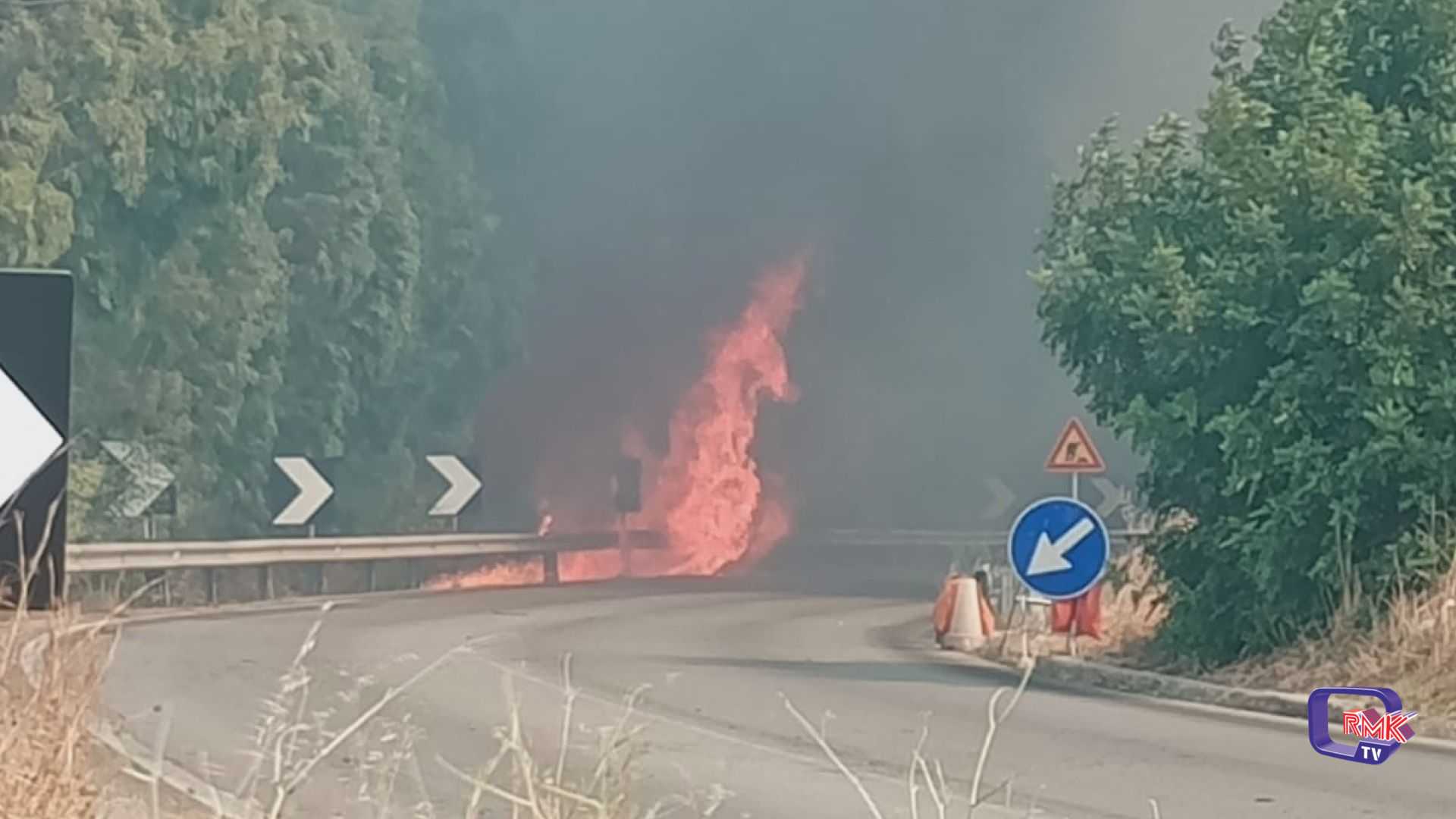 Fiamme anche sulla 115 vicino Torre Macauda, difficoltà per il traffico